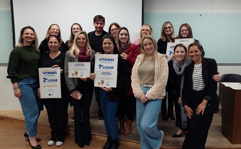 entrega prêmios aos vencedores do Concurso de Vitrines de Dia dos Pais